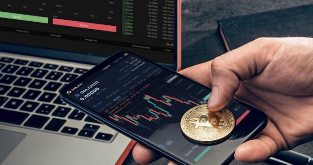 Experts Weigh In On the Benefits and Risks of Bitcoin Investment